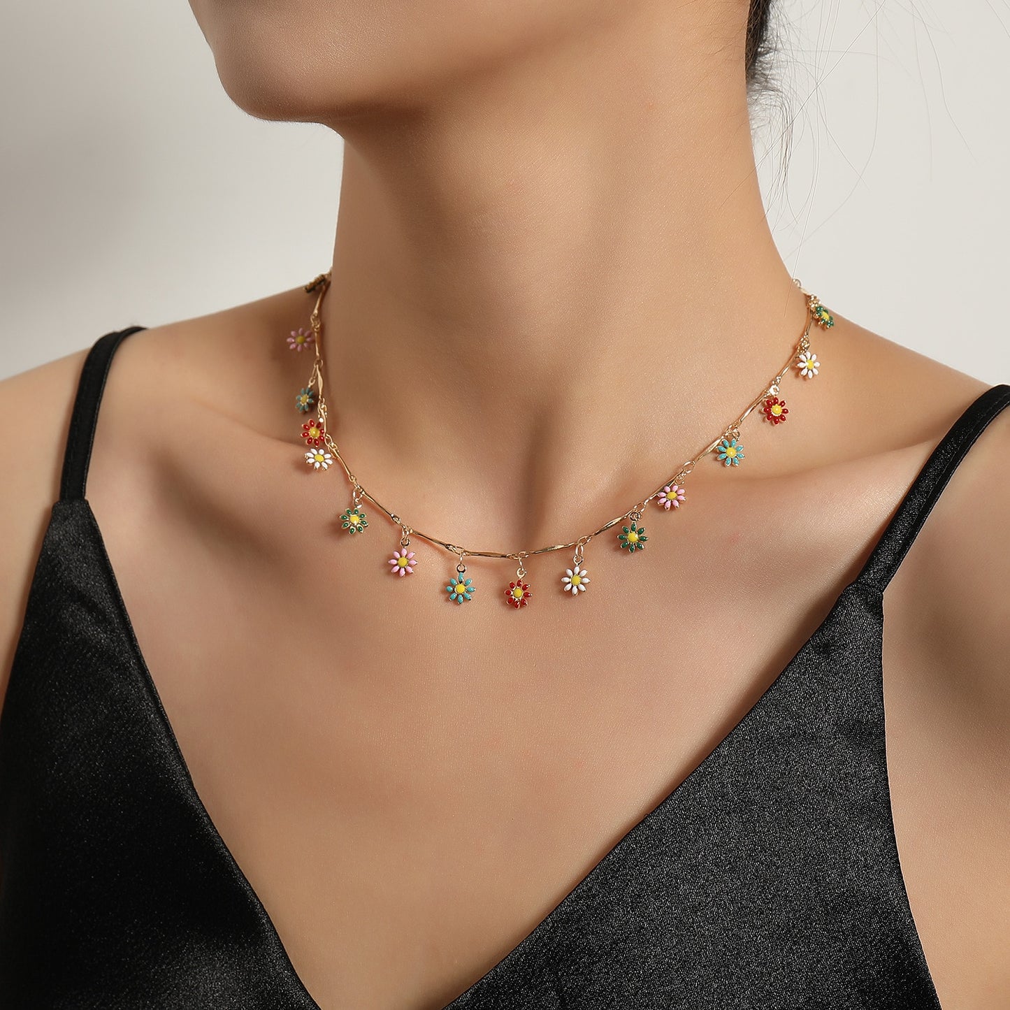 Colar estilo chocker de margaridas